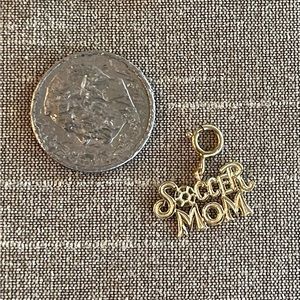 14K yellow gold (0.49 grams) Soccer Mom charm
